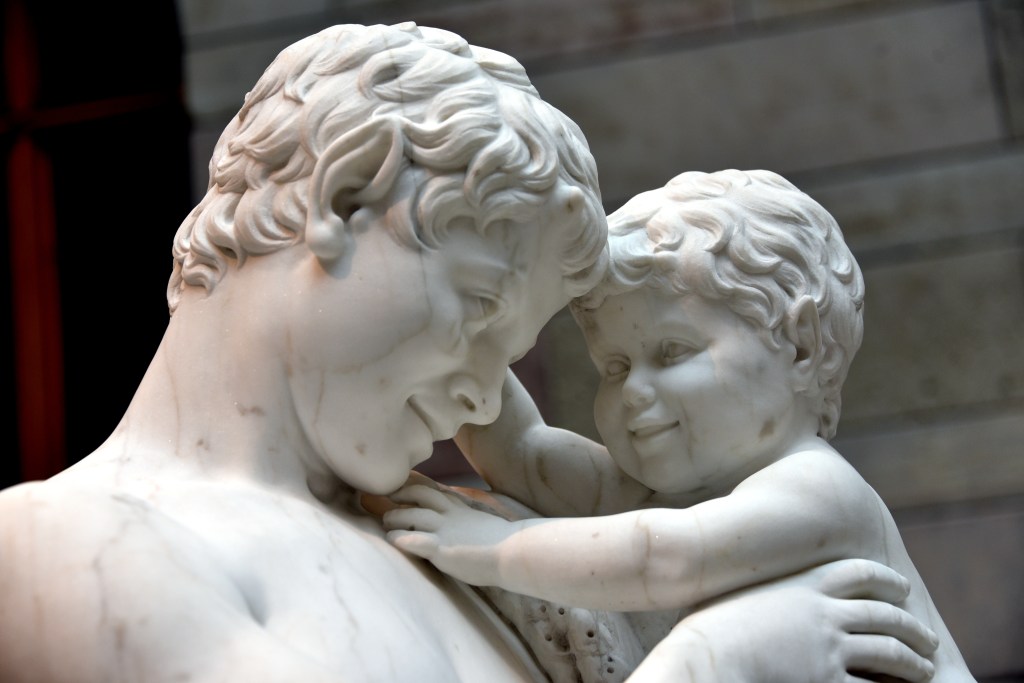 Fauno jugando con su hermano&nbsp;pequeño